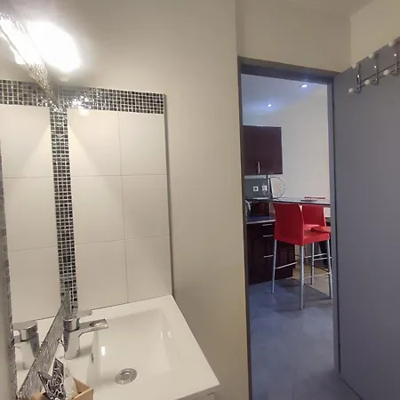 De 25m2 - Extra Centre - A 5 Min A Pied Des Plages - Commerces Et Restaurants Sur Place - Clim - Wifi - Exceptionnel *